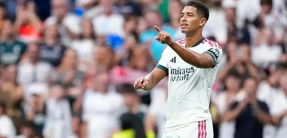 Jugador del Real Madrid señalando al público en el estadio