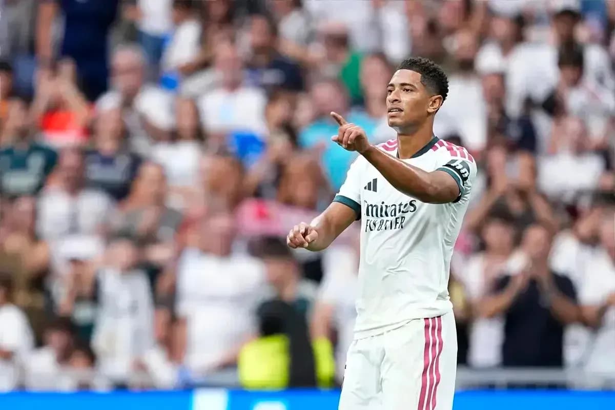 Jugador del Real Madrid señalando al público en el estadio