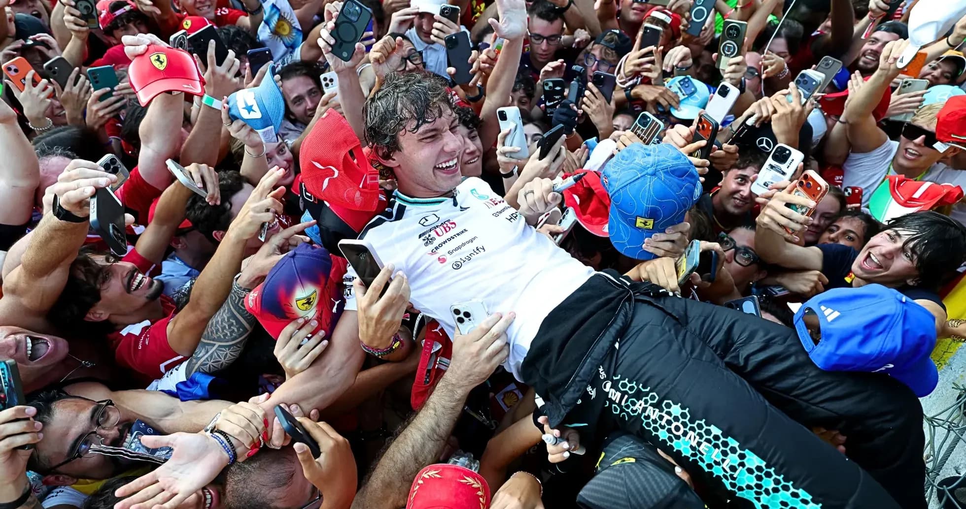 Piloto rodeado de fans tras carrera de Fórmula 1