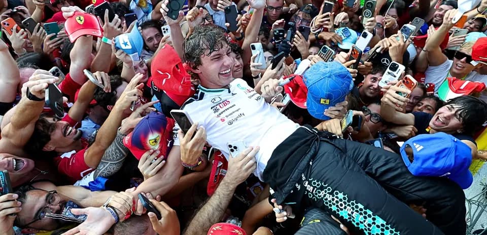 Piloto rodeado de fans tras carrera de Fórmula 1