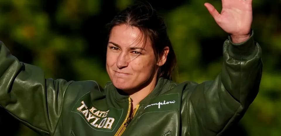 Boxeadora saludando con chaqueta verde en exterior