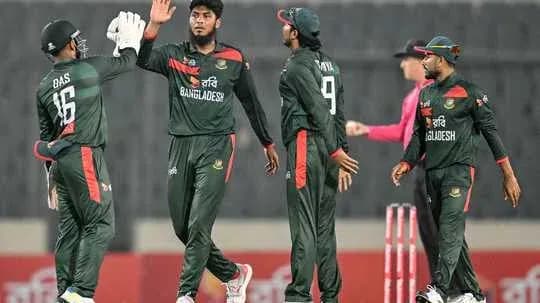 Jugadores de Bangladesh celebrando un wicket en cricket