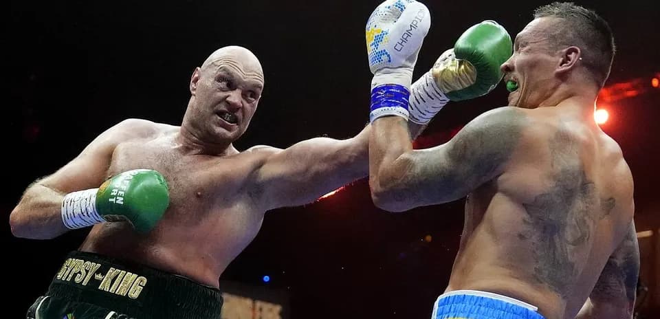 Tyson Fury throwing a punch at Oleksandr Usyk