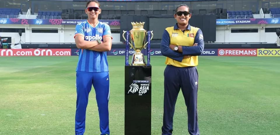 Capitanas de cricket posando con trofeo en el campo