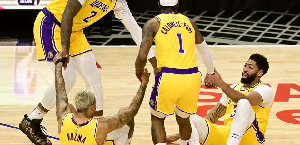 Jugadores de los Lakers ayudando a Kuzma y Davis