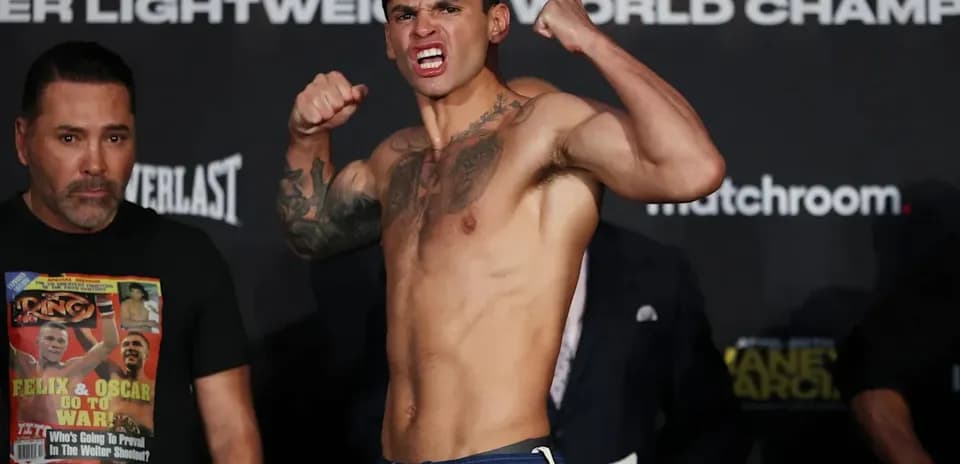 Boxeador pesando en evento oficial antes de la pelea