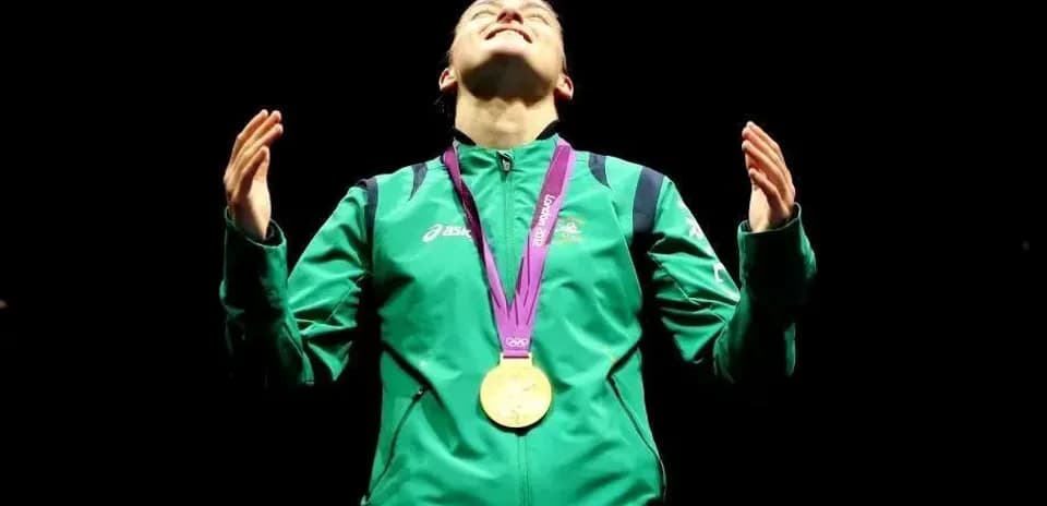 Atleta con medalla de oro en ceremonia de premiación