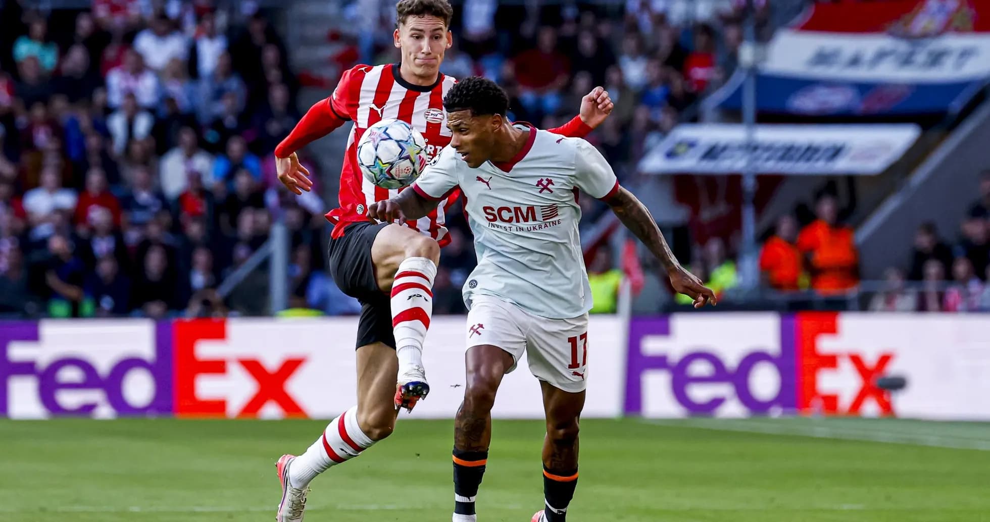 Jugador intentando controlar el balón en un partido
