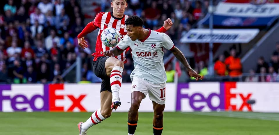 Jugador intentando controlar el balón en un partido