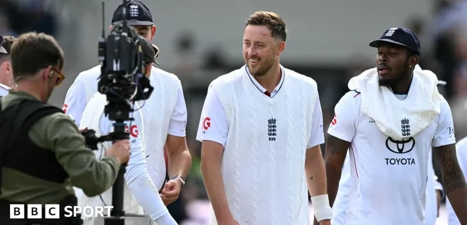 Jugadores de críquet de Inglaterra caminando juntos