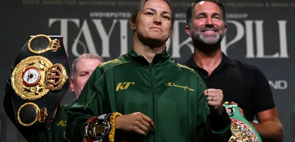 Boxeadora con cinturones en conferencia de prensa