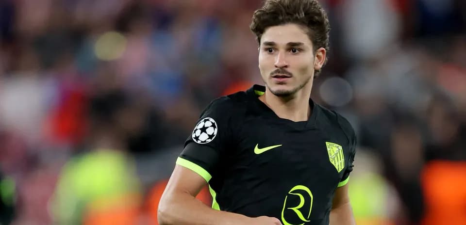 Jugador de fútbol en acción durante un partido