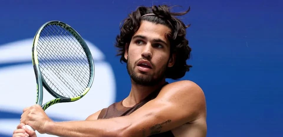 Jugador de tenis sosteniendo una raqueta durante el partido