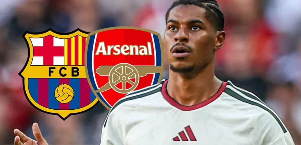 Jugador en camiseta blanca con logos de Barcelona y Arsenal