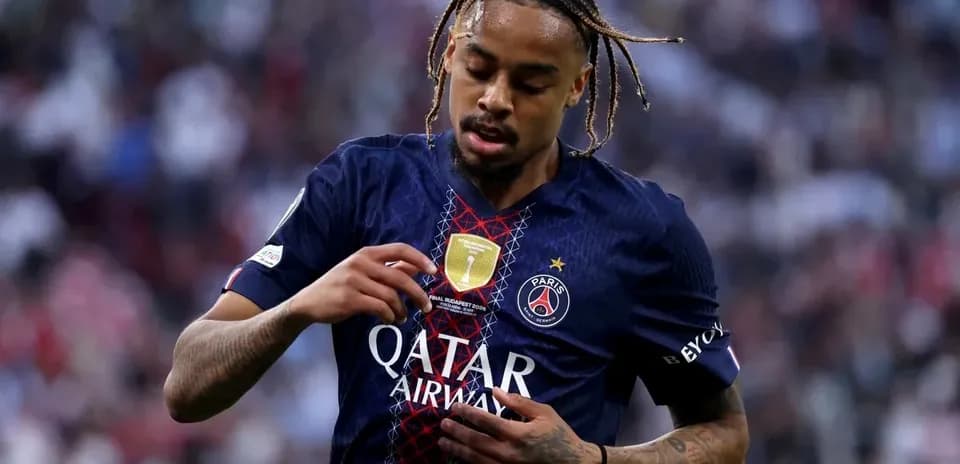 Jugador de PSG mostrando el escudo en su camiseta
