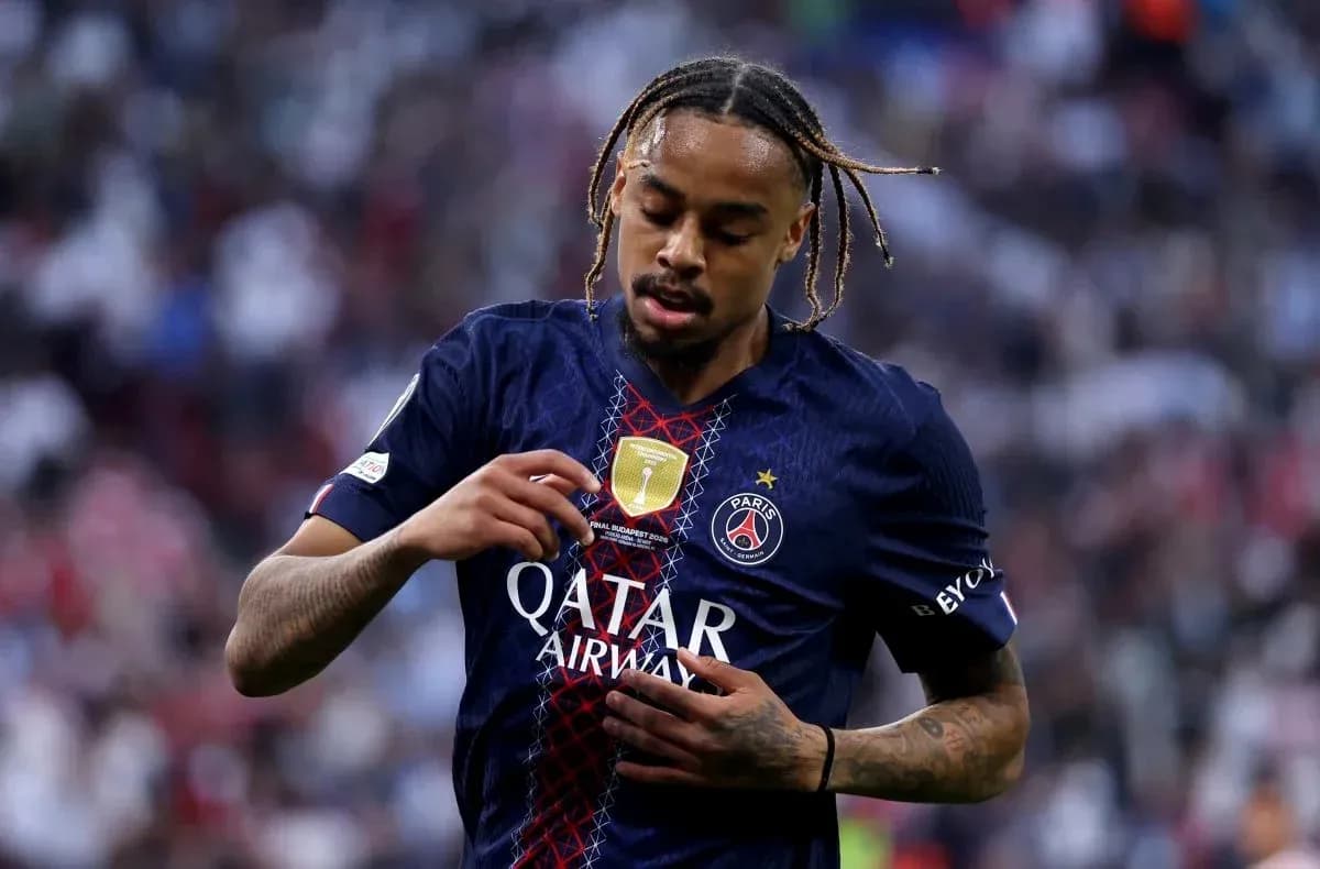 Jugador de PSG mostrando el escudo en su camiseta