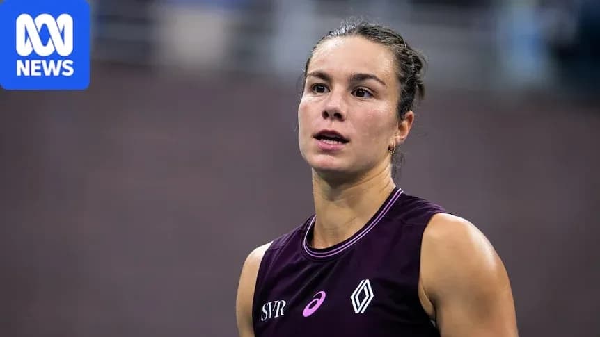 Atleta en uniforme durante competición de tenis