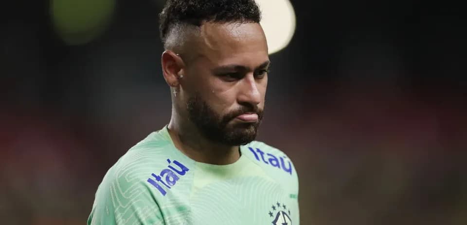 Neymar con uniforme de Brasil durante un partido