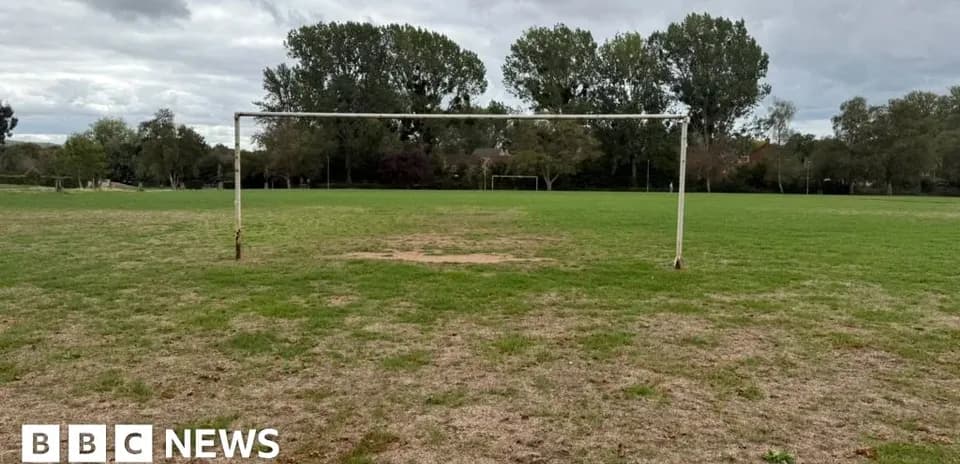 Portería vacía en un campo de fútbol