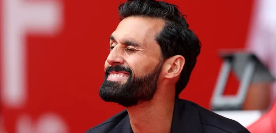 Hombre sonriendo en un fondo rojo