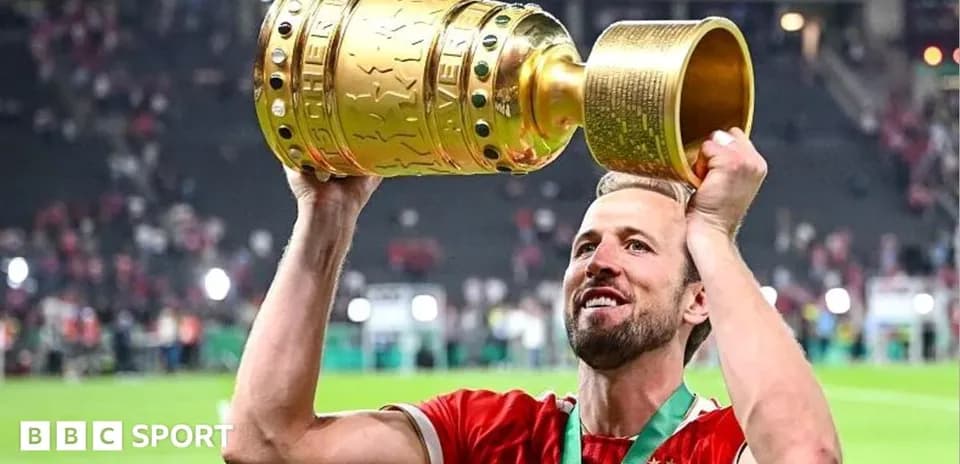 Jugador levantando trofeo tras ganar el campeonato