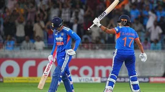 Jugadores de cricket celebrando un logro en el campo