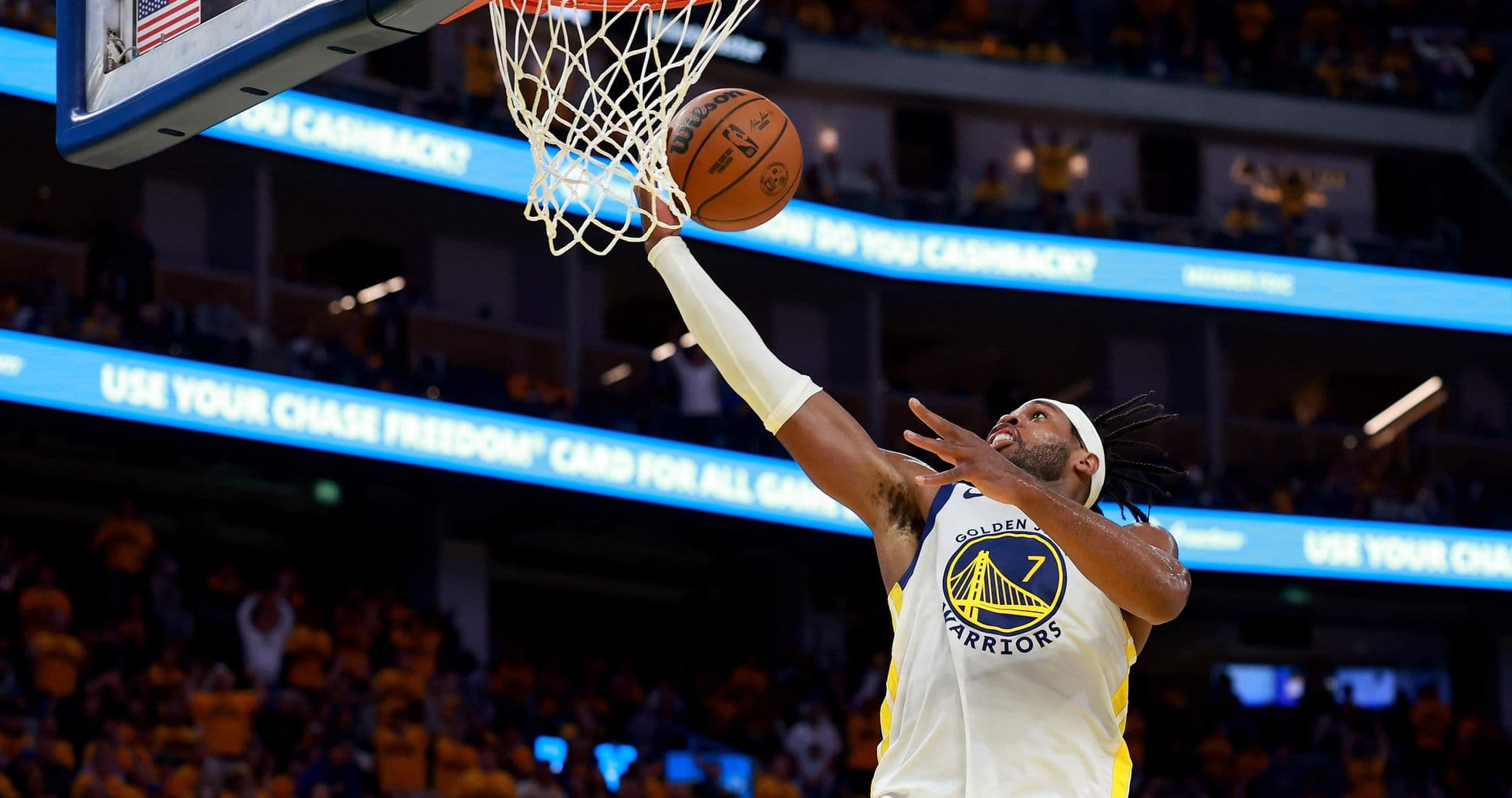 Jugador de los Golden Warriors anotando en la canasta