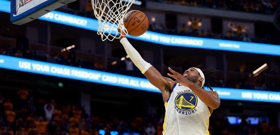 Jugador de los Golden Warriors anotando en la canasta