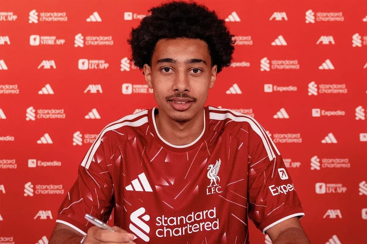 Jugador de Liverpool firmando contrato en conferencia