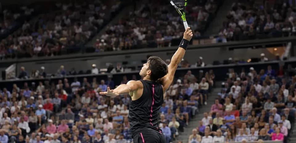 Jugador de tenis sacando en un partido