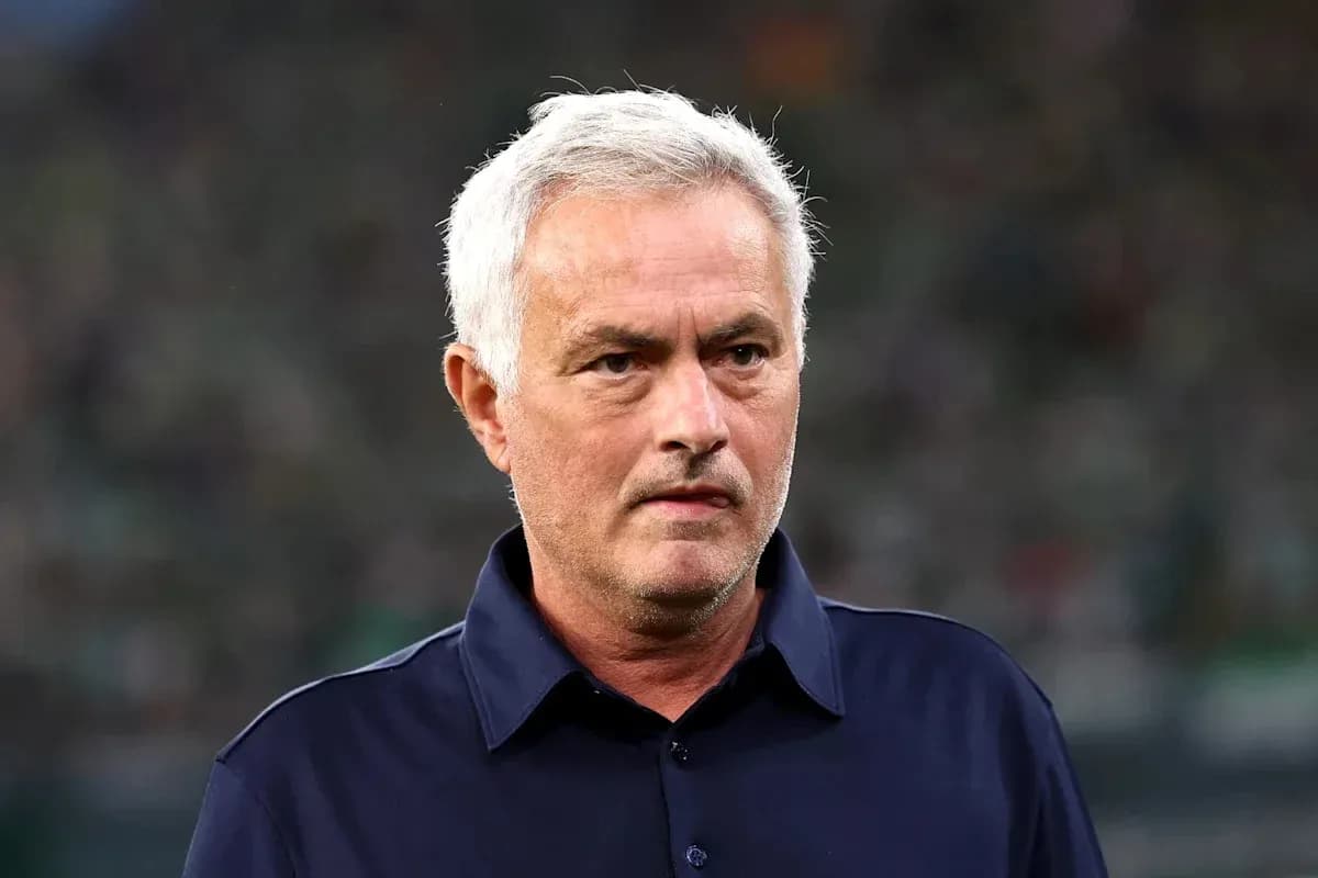 Entrenador observando el partido desde la línea lateral