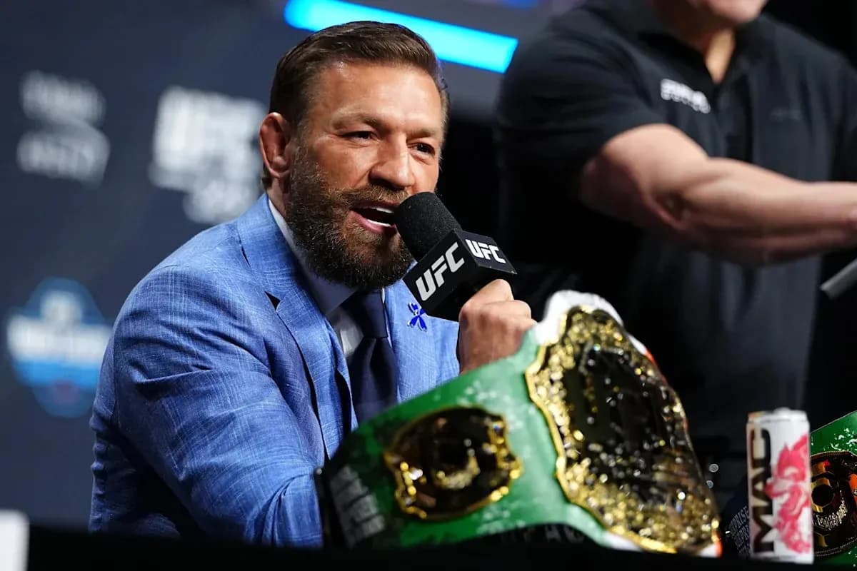 Conor McGregor hablando en conferencia de prensa