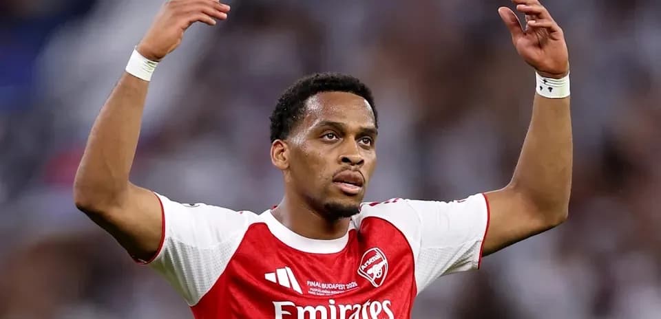 Jugador de Arsenal con brazos levantados en celebración
