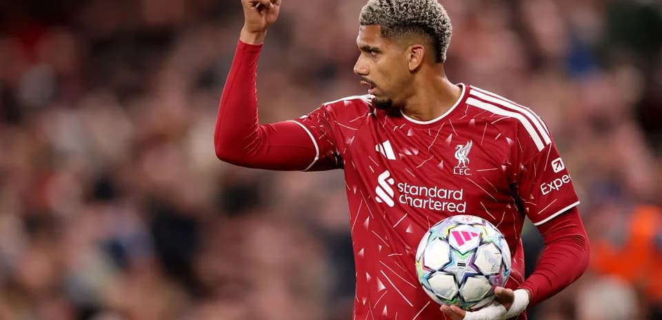 Jugador de Liverpool sosteniendo el balón durante partido