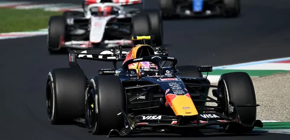 Coche de Fórmula 1 compitiendo en pista