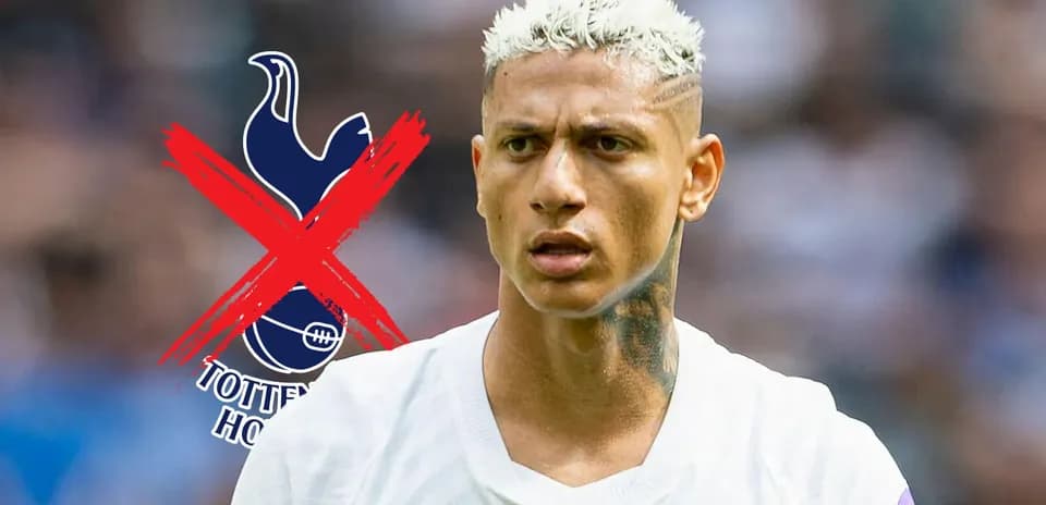 Jugador con cabello rubio durante partido de fútbol