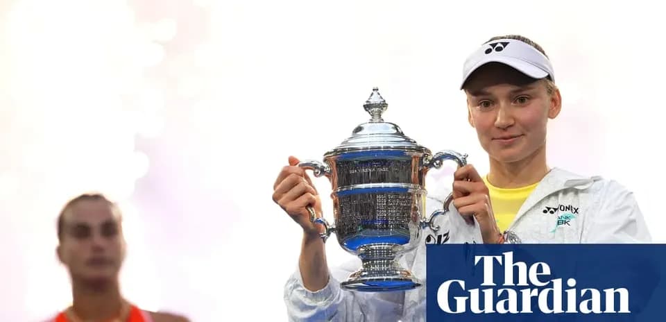Jugadora sosteniendo el trofeo de tenis tras ganar