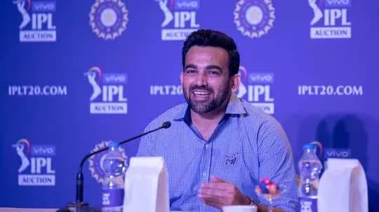 Hombre sonriendo en conferencia de prensa de IPL