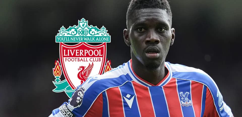 Jugador de Crystal Palace con logo de Liverpool detrás