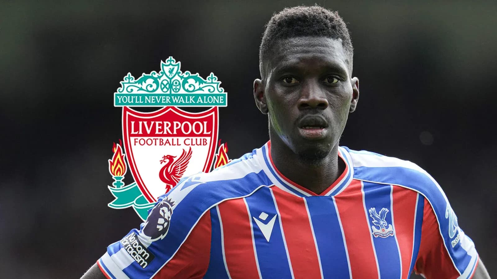 Jugador de Crystal Palace con logo de Liverpool detrás