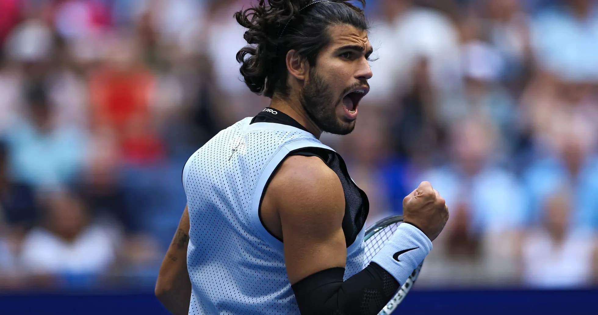 Jugador de tenis celebrando un punto en la cancha