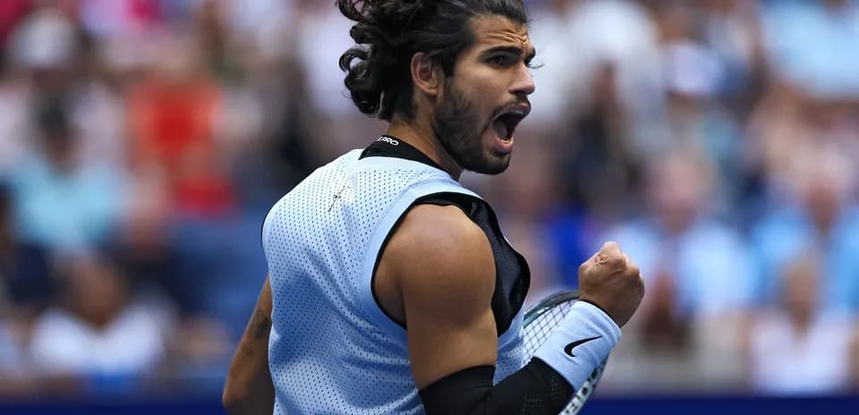 Jugador de tenis celebrando un punto en la cancha