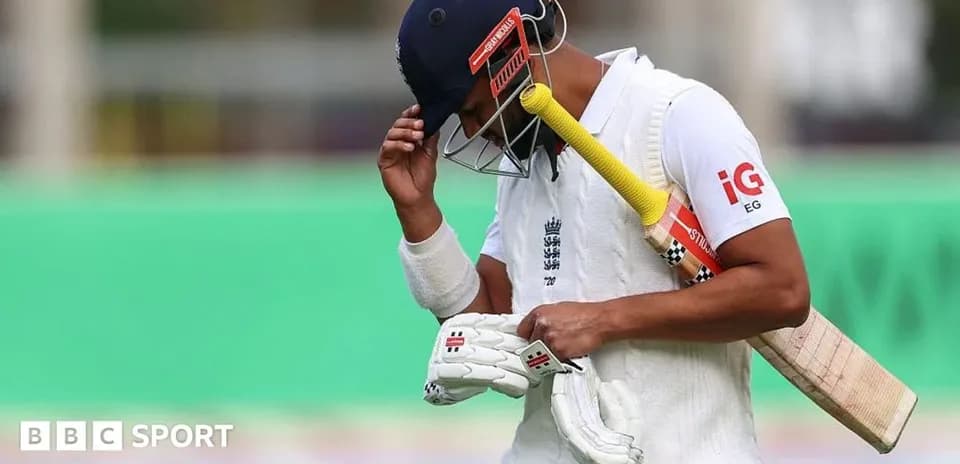 Jugador de cricket saliendo del campo con bate en mano