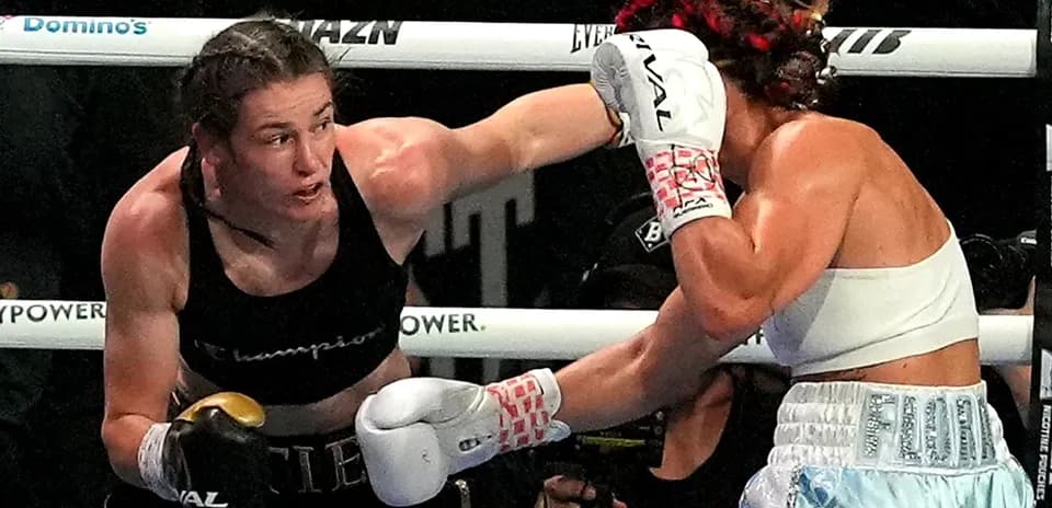 Boxeadoras en acción durante una pelea de boxeo