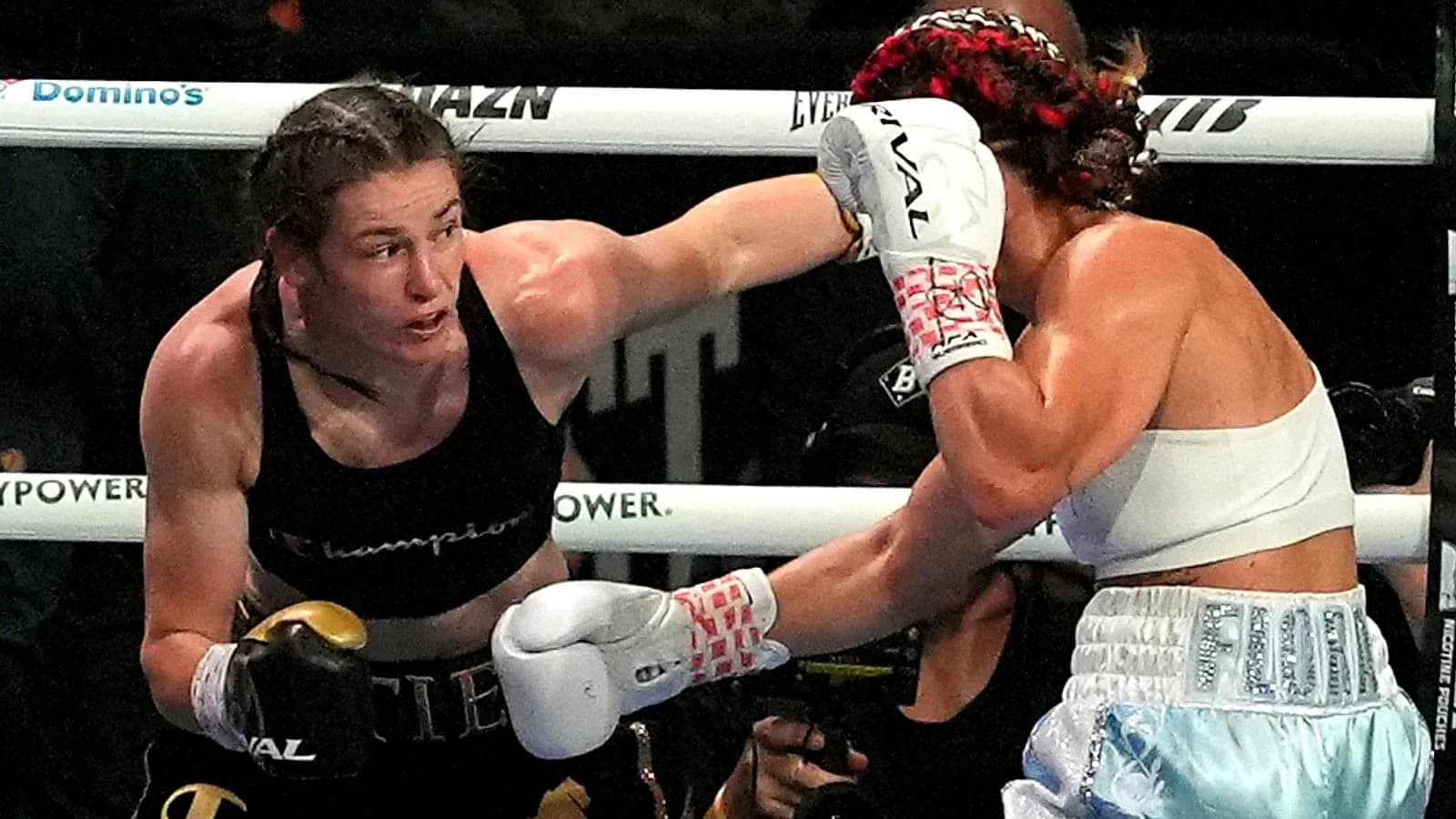 Boxeadoras en acción durante una pelea de boxeo