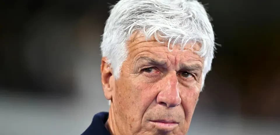 Entrenador observando el partido desde la línea lateral