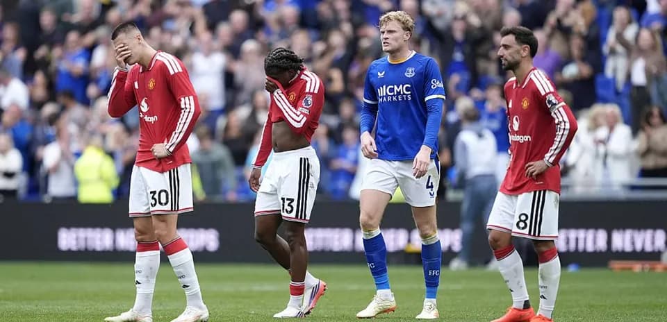 Jugadores de Manchester United en el campo tras el partido