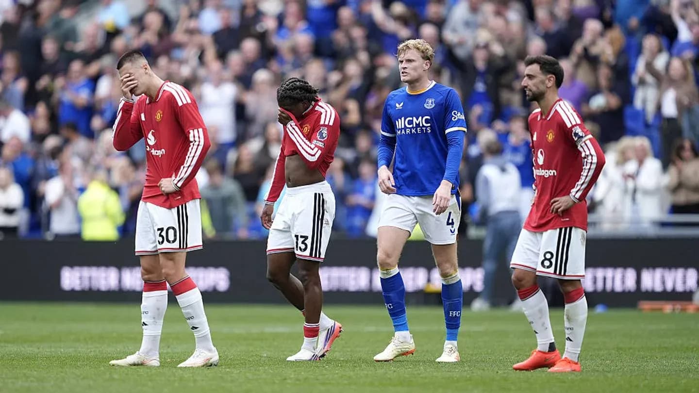 Jugadores de Manchester United en el campo tras el partido