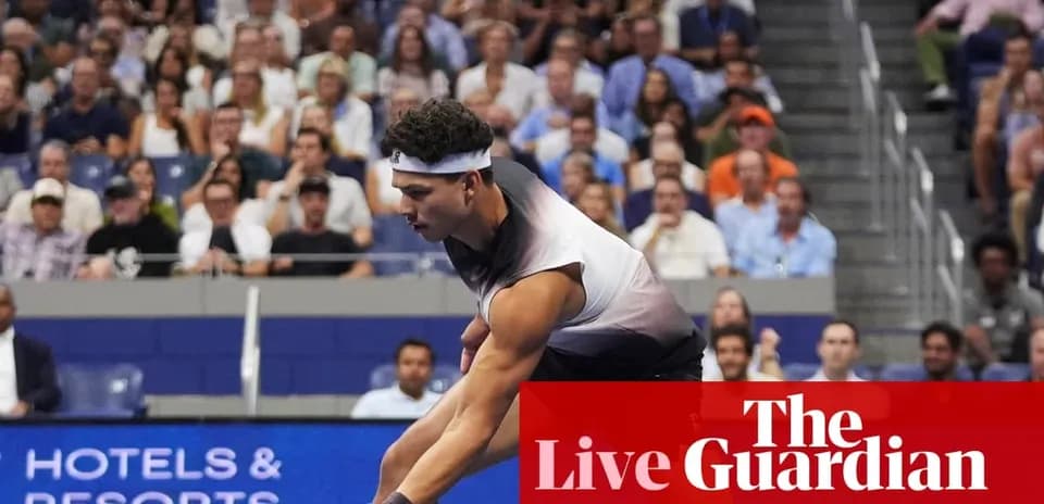 Jugador sirviendo durante un partido de tenis