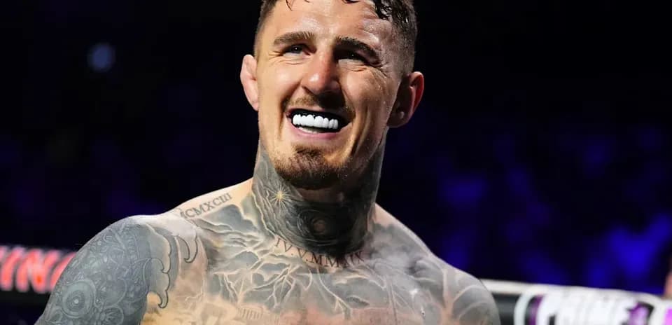 Luchador sonriente con tatuajes en el pecho